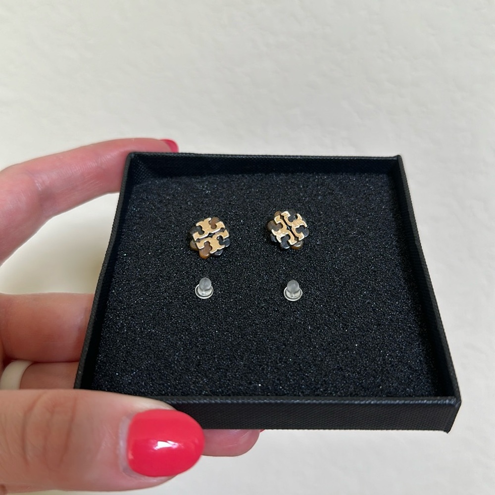 Tory Burch studs. Tortoise&resin, gold tone. Great condition.